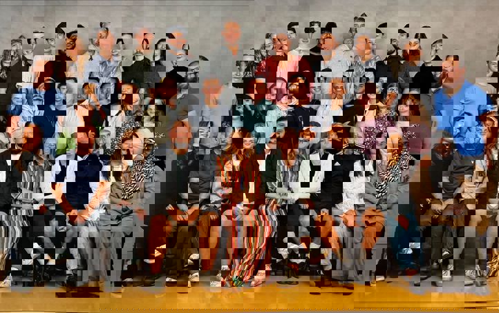 en gruppe mennesker som poserer for et bilde