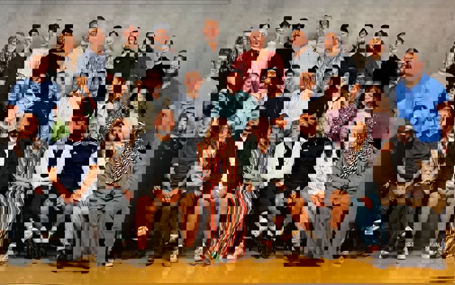 en gruppe mennesker som poserer for et bilde